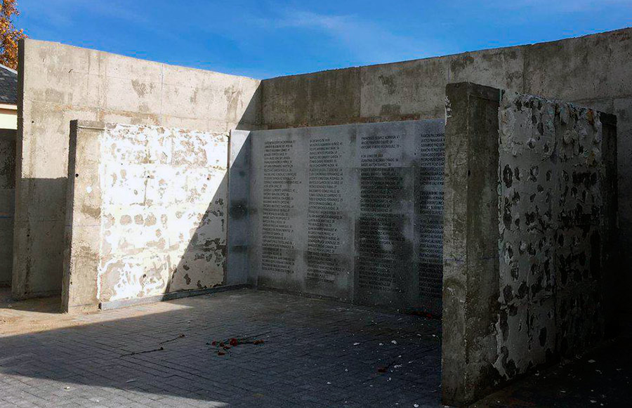 Memorial de La Almudena: en las paredes se observan los restos de las placas arrancadas.