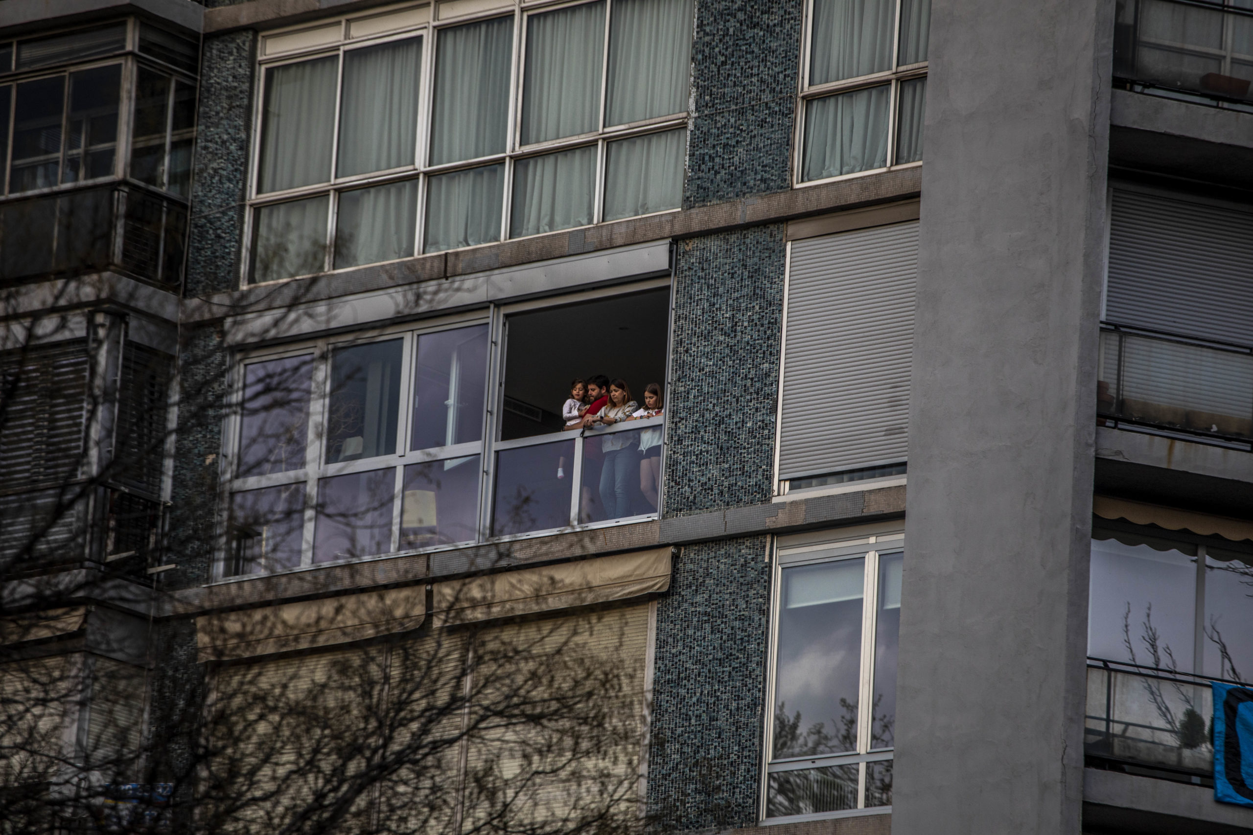 Familia en el balcón durante el aplauso diario a los profesionales sanitarios. Foto de Bruno Thevenin.