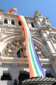 Bandera del Orgullo en Cibeles