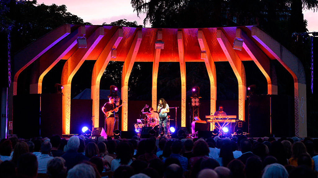 Concierto de Kadhja Bonet en el Parque Berlín en los 'Veranos de la Villa' 2019. Foto: Ayuntamiento de Madrid