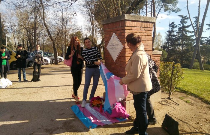 Colocación de la placa homenaje a 'La Veneno' en el Parque del Oeste en 2019. Foto: diario.madrid.es