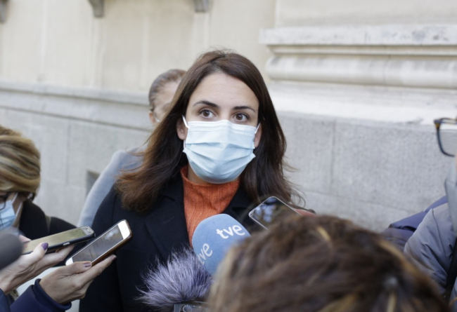 La portavoz municipal de Más Madrid, Rita Maestre, haciendo declaraciones a los medios sobre el recurso contra la nueva Ordenanza de Movilidad.