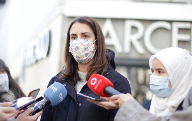 La portavoz de Más Madrid en el Ayuntamiento, Rita Maestre, y la concejala Maysoun Douas frente al Mercado Barceló.