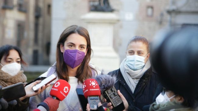 Rita Maestre y Esther Gómez haciendo declaraciones sobre los dos macroparkings en Castellana.
