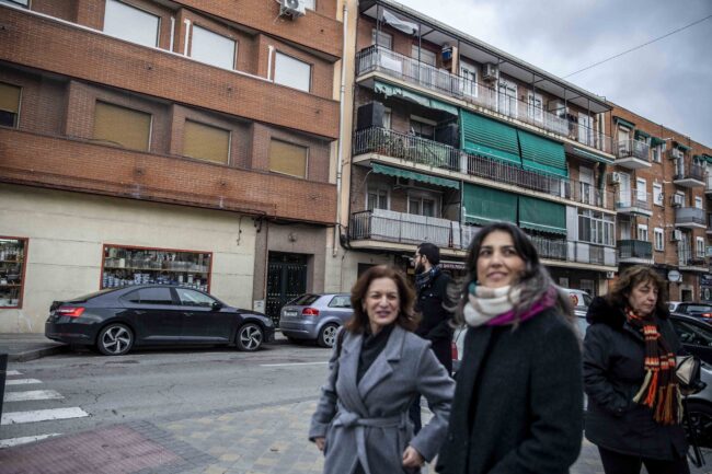 La portavoz de Más Madrid en la Asamblea, Manuela Bergerot, y la portavoz de Más Madrid Pinto, Elena Ancos, pasean por las calles de Pinto.
