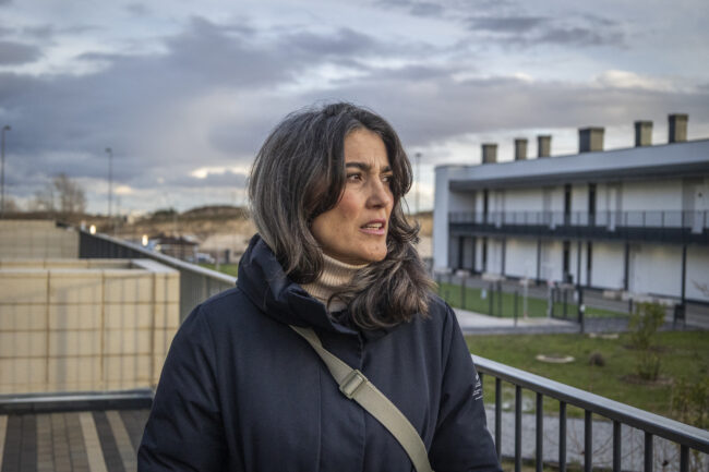La portavoz de Más Madrid en la Asamblea, Manuela Bergerot, y la portavoz de Más Madrid Tres Cantos, Teresa Zurita, se reúnen con los vecinos del Plan Vive en Tres Cantos. Nacho Díez.