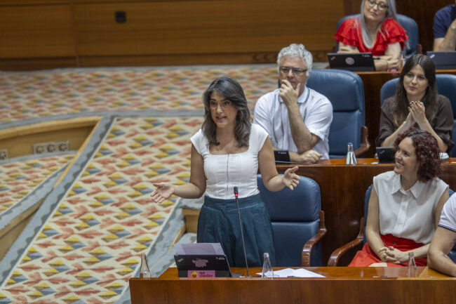 La portavoz de Más Madrid, Manuela Bergerot, durante la seisón de control en la Asamblea. Bruno Thevenin.