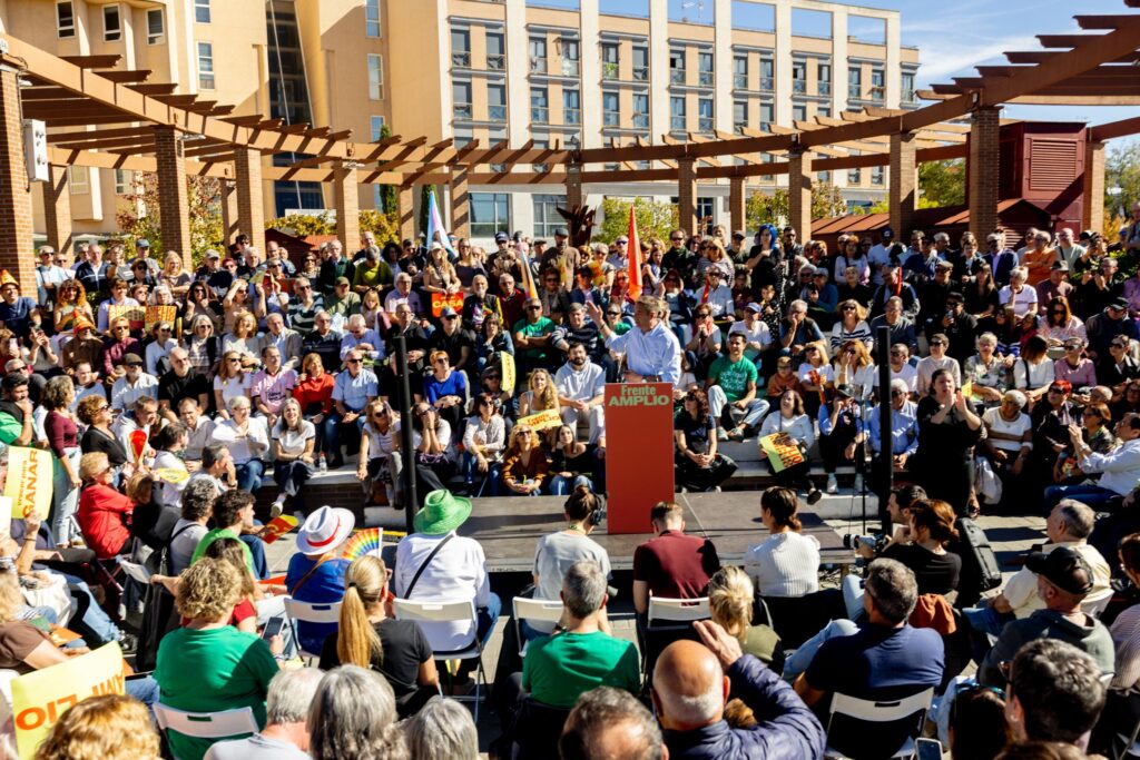 El candidato del Frente Amplio por Madrid, Emilio Delgado, en un acto político este domingo en Móstoles.