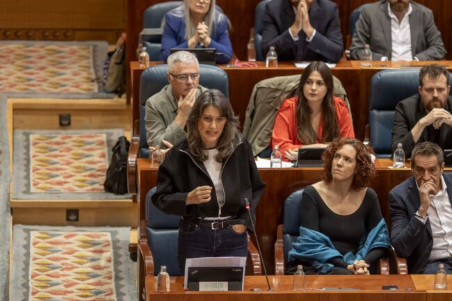 La portavoz de Más Madrid, Manuela Bergerot, en la sesuón de control de la Asamblea.
